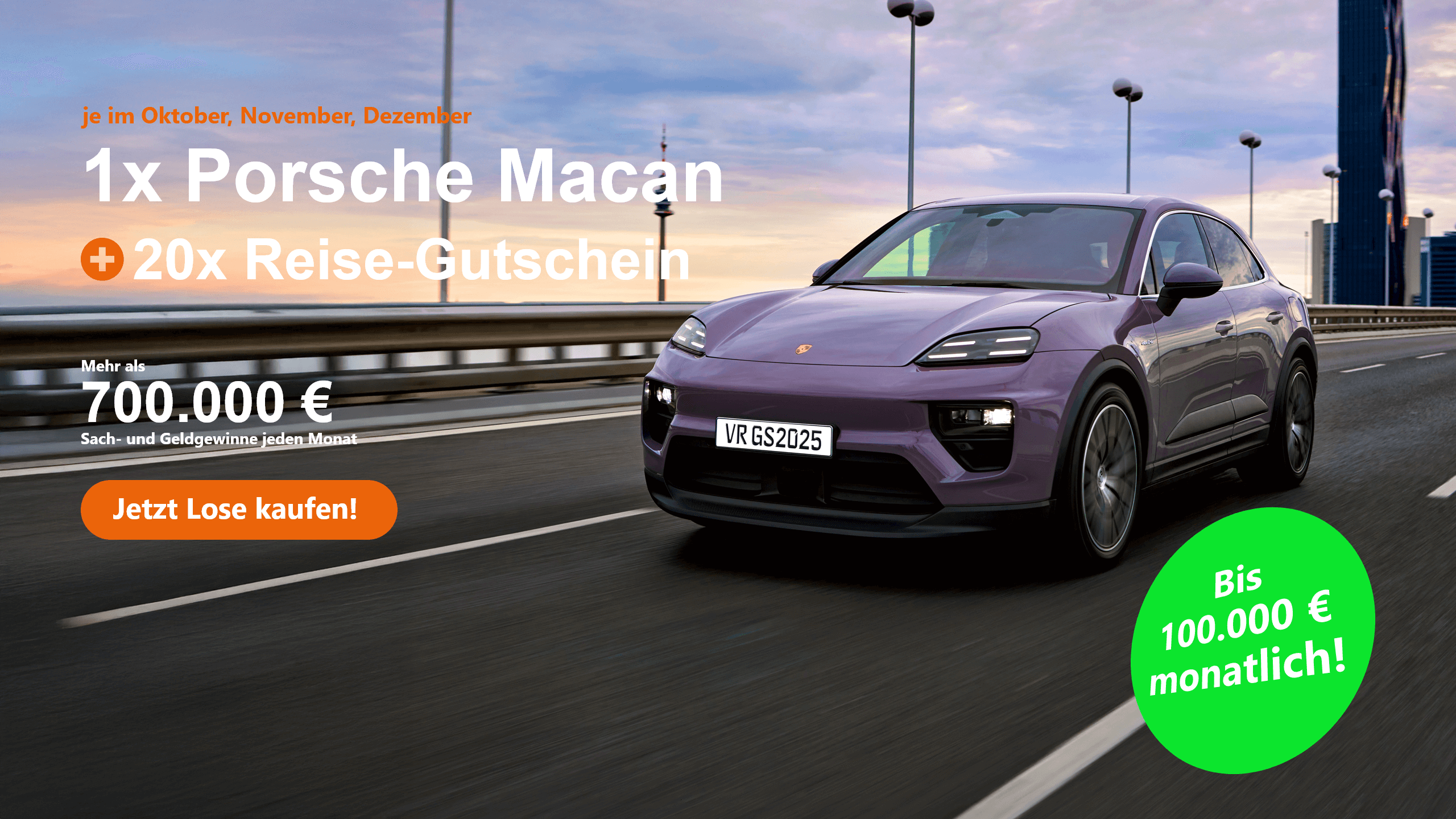 Werbung für eine Lotterie mit einem Hauptgewinn eines Porsche Macan, der auf einer Straße fährt. Daneben steht der Text: 'Je im Oktober, November, Dezember: 1x Porsche Macan + 20x Reise-Gutschein'. Darunter wird hervorgehoben: 'Mehr als 700.000 € Sach- und Geldgewinne jeden Monat'. Ein grüner Kreis betont: 'Bis 100.000 € monatlich!'. Ein orangefarbener Button fordert dazu auf: 'Jetzt Lose kaufen!'